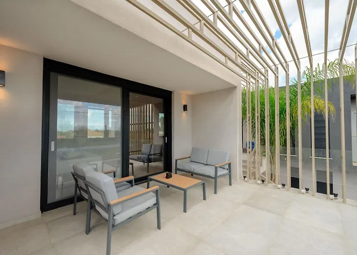 Grand Pool * Κουρούτα